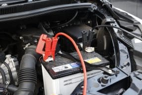 車のバッテリーを充電する方法