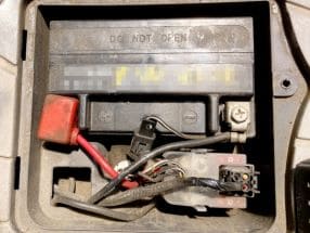 劣化したバッテリー