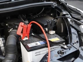 バッテリー上がり車のジャンプスタートを業者に依頼