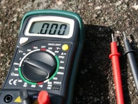 マルチメーターでバッテリー点検