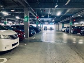 ショッピングモールなどの立体駐車場