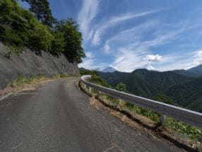 山岳地帯や丘陵地でのレッカー／ロードサービス