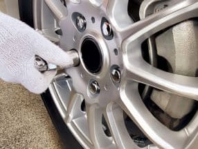 ホイールナットの不具合によるレッカー／ロードサービス